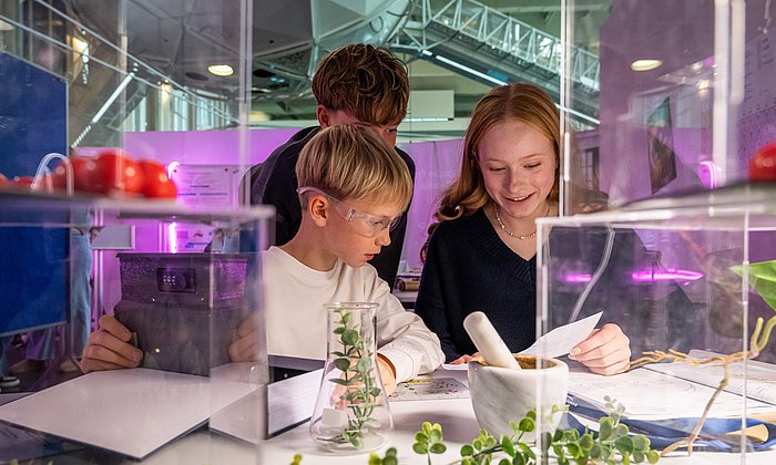 Jugendliche lösen ein Rätsel im Escape Room "Escape from Carbonia" von TUM und e-conversion im Science Communication Lab des Deutschen Museums.