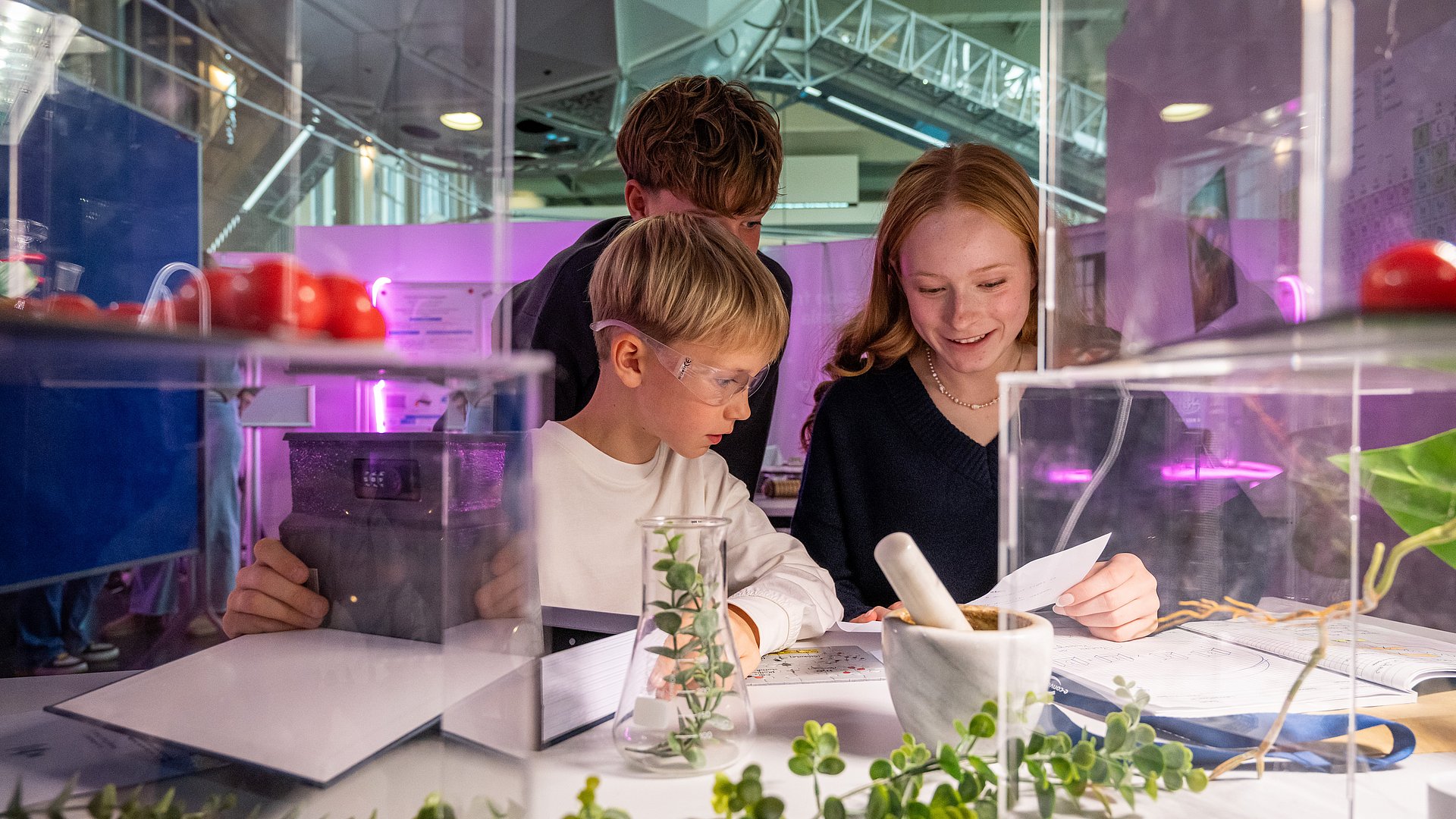 Jugendliche lösen ein Rätsel im Escape Room "Escape from Carbonia" von TUM und e-conversion im Science Communication Lab des Deutschen Museums.