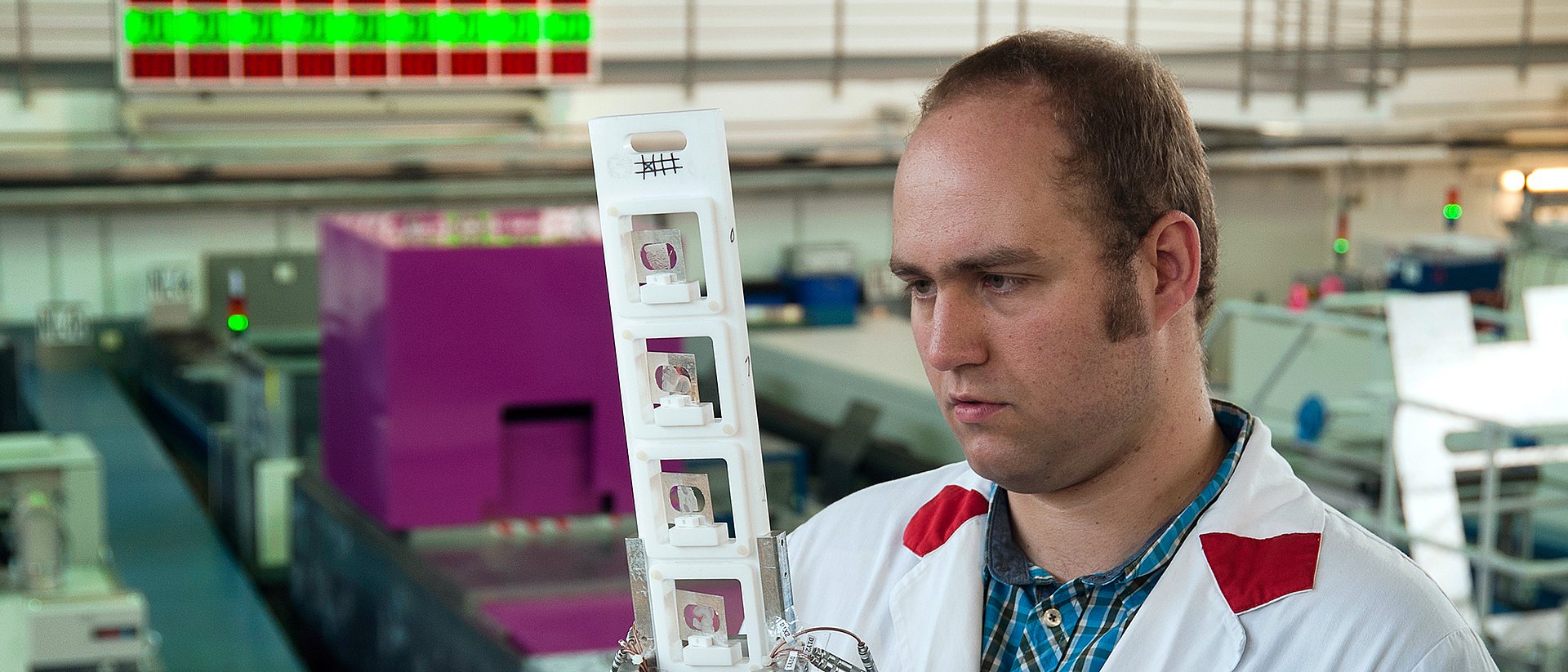 Josef Lichtinger untersucht am Instrument PGAA der Forschungs-Neutronenquelle Heinz Maier-Leibnitz (FRM II) der Technischen Universität München Gehirnproben auf ihren 