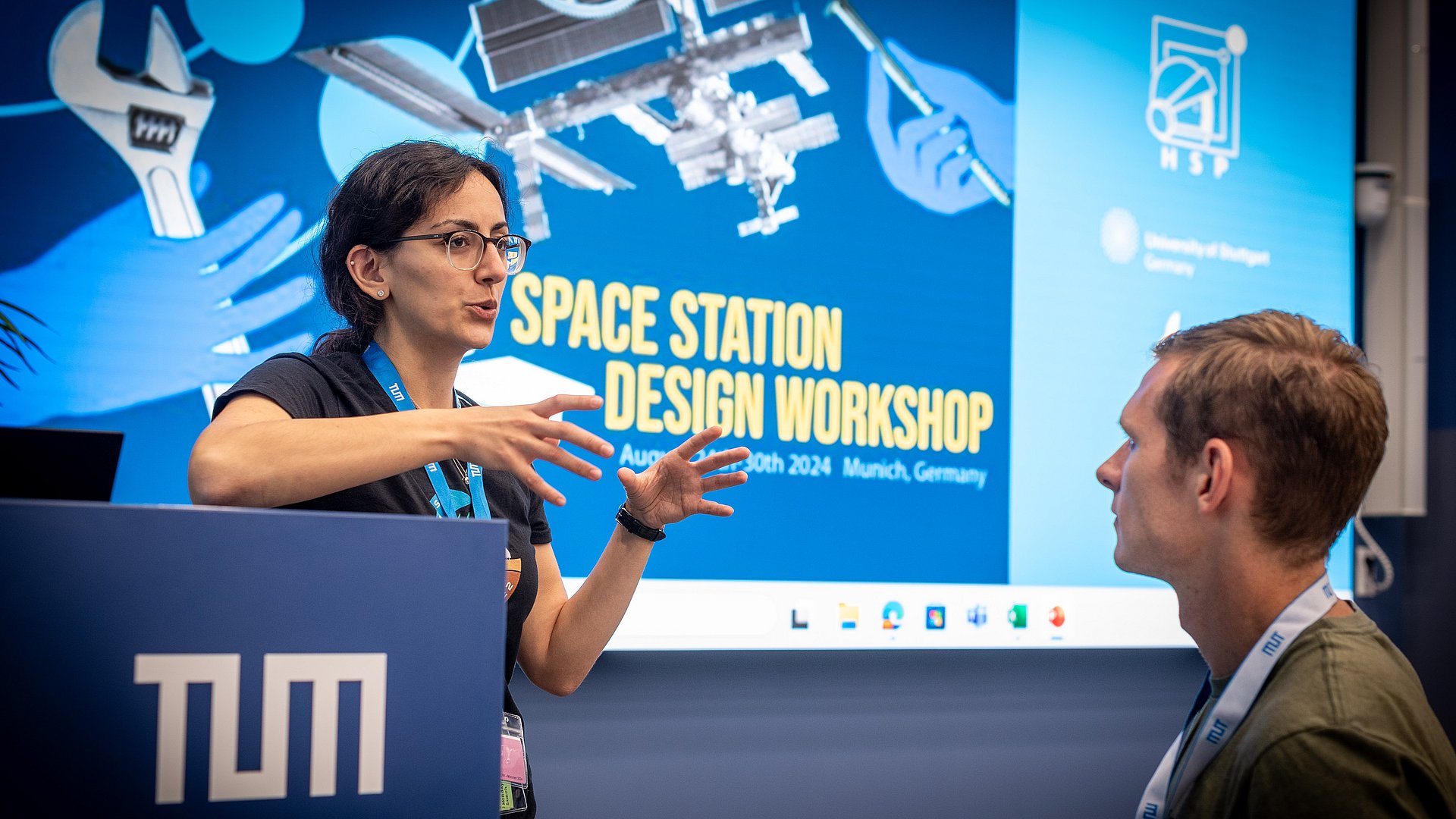 Teilnehmende unterhalten sich auf dem Space Station Design Workshop