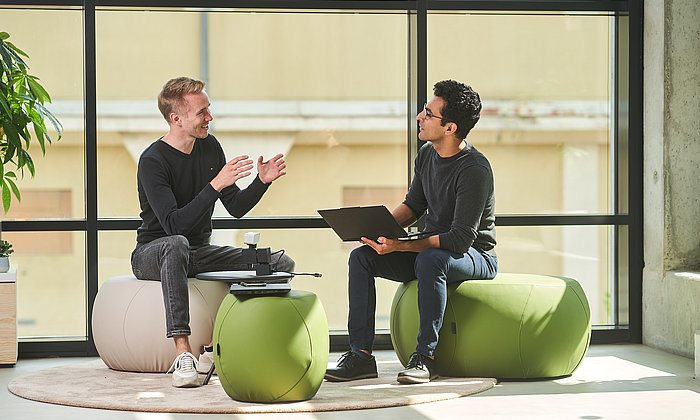 Mitglieder eines Gründungsteams im Gespräch. 