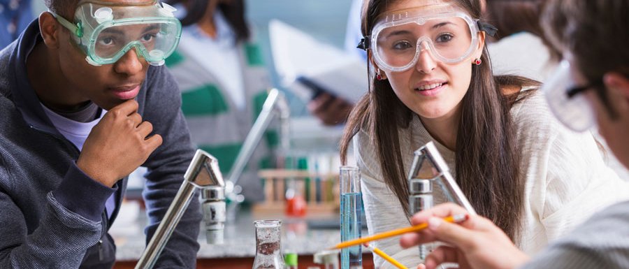 Schülerinnen und Schüler mit Laborgeräten