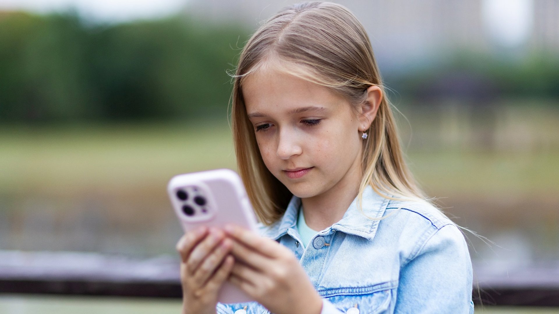 Ein Mädchen mit einem Smartphone