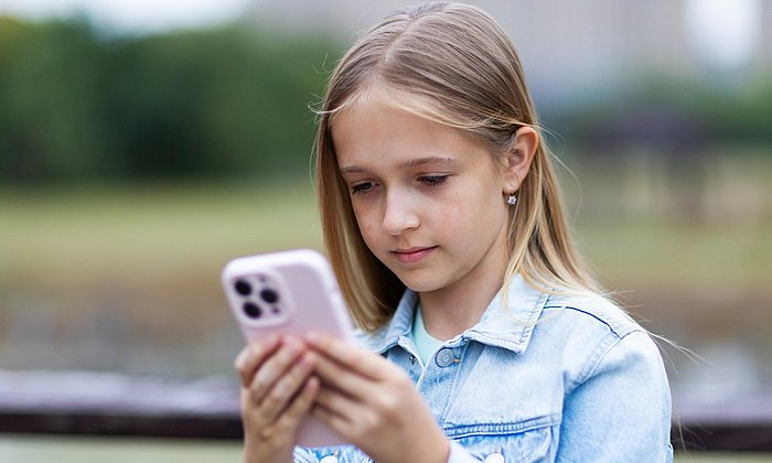 Ein Mädchen mit einem Smartphone