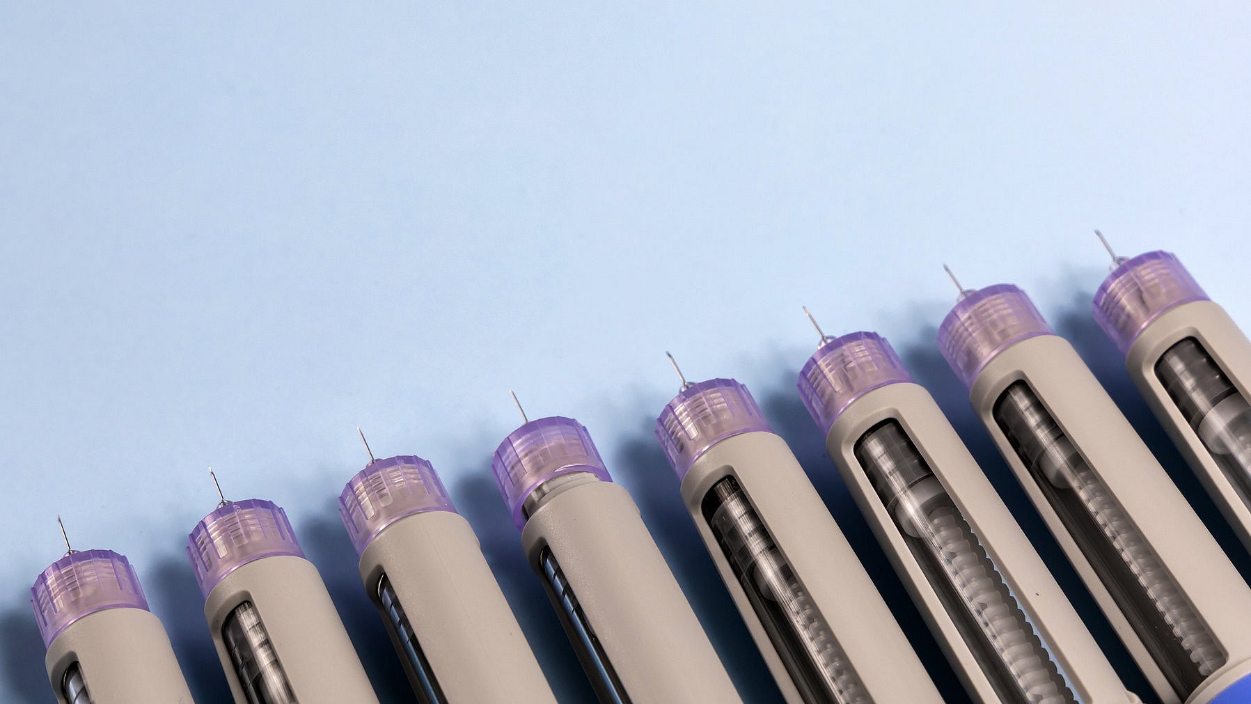 Spritzen liegen in einer Reihe