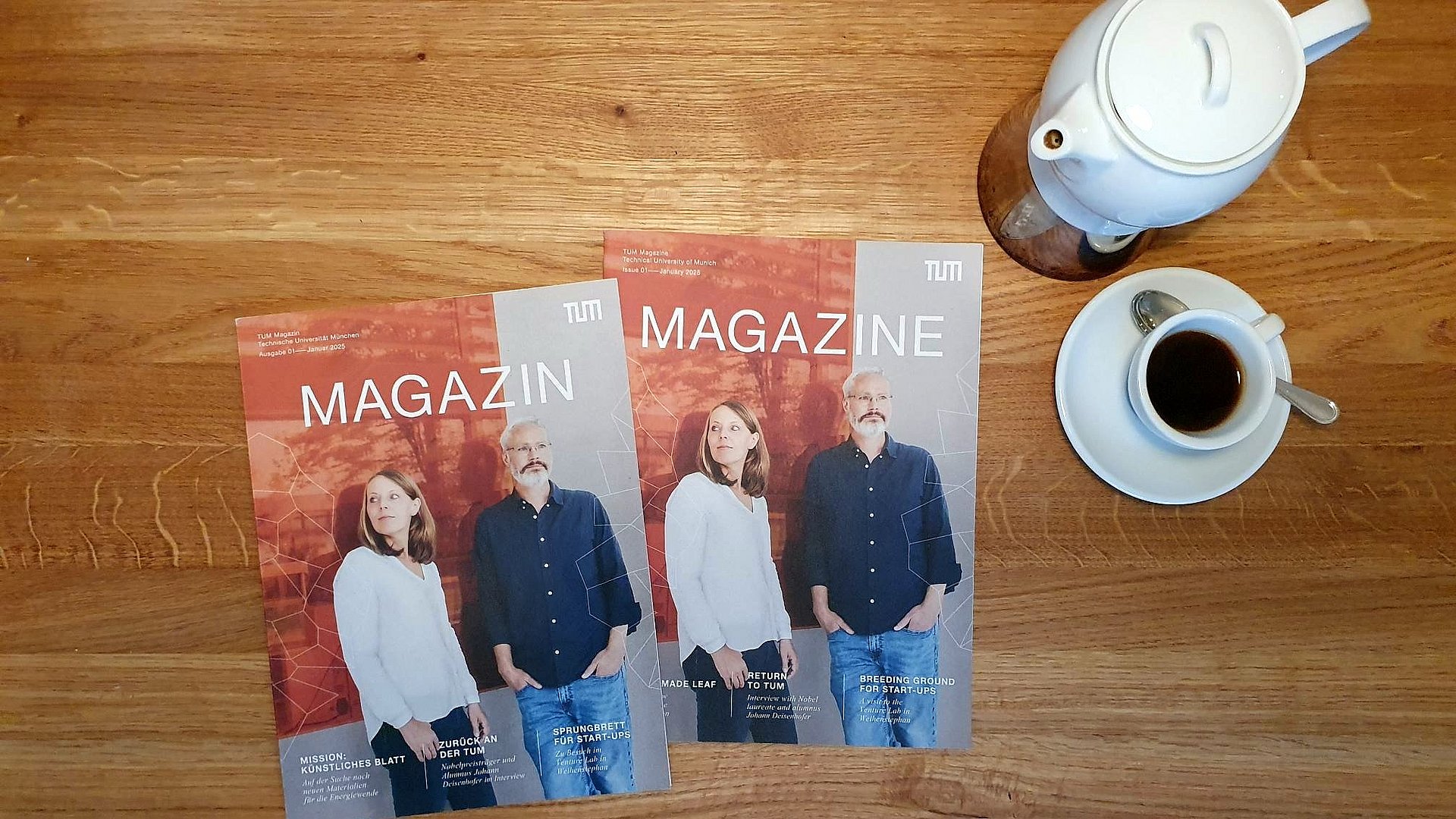 Die englische und deutsche Version des TUM Magazins auf einem Tisch.