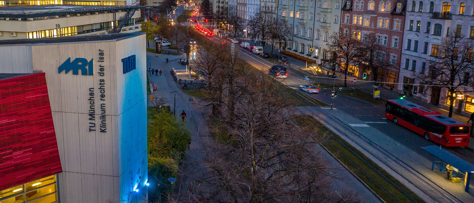 Zum Aktionstag der WHO beleuchtete die TUM ihr Hörsaalgebäude am Klinikum rechts der Isar in der Farbe "teal".