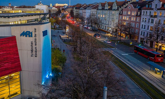 For the WHO campaign, the TUM illuminated its lecture hall building at the Klinikum rechts der Isar in the color teal.