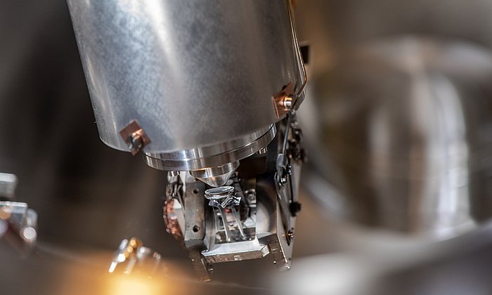 Kienbergers Team hat eine Messmethode entwickelt, die es erlaubt, die Zeit zwischen der Aufnahme eines Röntgen-Photons und dem Ausströmen eines Elektrons zu bestimmen. (Bild: A. Heddergott/ TUM)