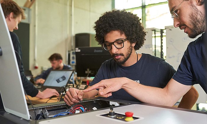 Zwei männliche Forschende des Venture Lab Robotics