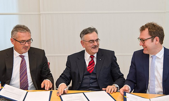 Dr. Roland Fischer, CEO Orlikon, TUM-Präsident Wolfgang A. Herrmann and Florian Mauerer, Head of Business Unit Additive Manufacturing, Oerlikon.