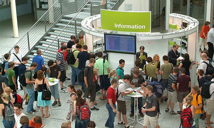 Studierende auf der Hochschul-Unternehmensmesse IKom