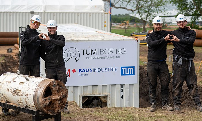 Das TUM Boring Team freut sich über den erfolgreichen Wettkampf und präsentiert den Bohrkopf