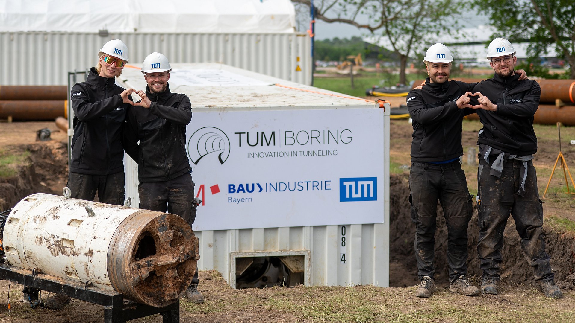 Das TUM Boring Team freut sich über den erfolgreichen Wettkampf und präsentiert den Bohrkopf