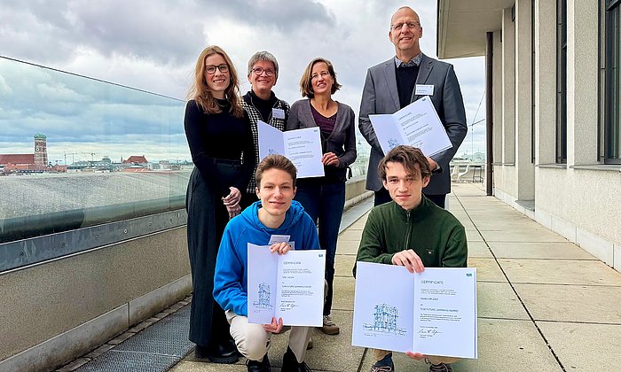 Gruppenfoto der Gewinnerinnen und Gewinner der TUM Future Learning Initiative 2025 auf der Dachterrasse des Vorhoelzer Forums.