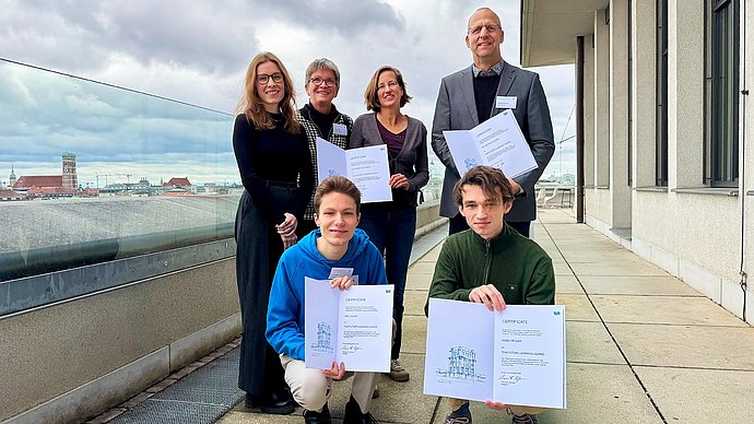 Group photo of the winners of the TUM Future Learning Initiative 2025 on the roof terrace of the Vorhoelzer Forum.