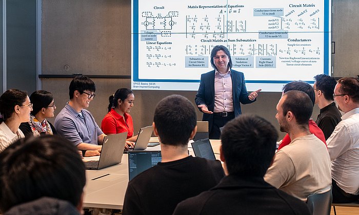 Informatik-Professor mit Studierenden