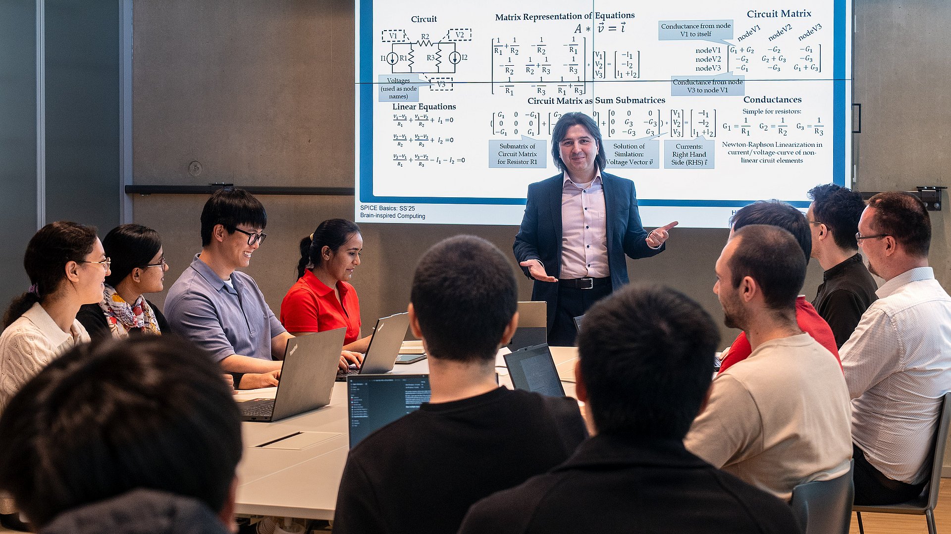 Informatik-Professor mit Studierenden