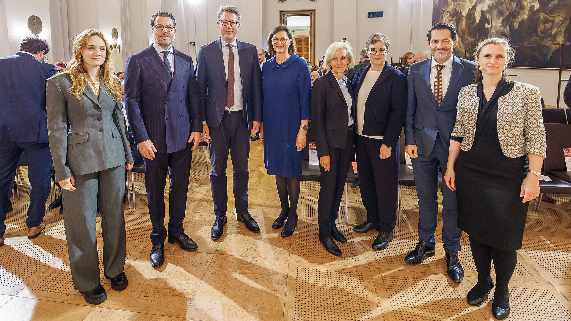 Landtagspräsidentin Ilse Aigner beim Festakt zu 75 Jahren HfP mit Verterinnen und Vertretern von TUM und HfP und Gästen.. 