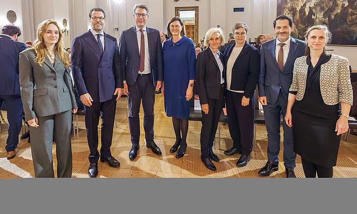 Landtagspräsidentin Ilse Aigner beim Festakt zu 75 Jahren HfP mit Verterinnen und Vertretern von TUM und HfP und Gästen.. 