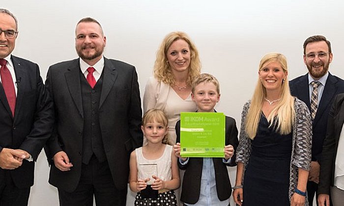 The IKOM award for companies with up to 250 employees went to Duschl Ingenieure, "a family company through and through": the Duschl family, three of their employees and Albert Berger (left), TUM's Senior Executive Vice President – Human Resources, Administration and Finance.