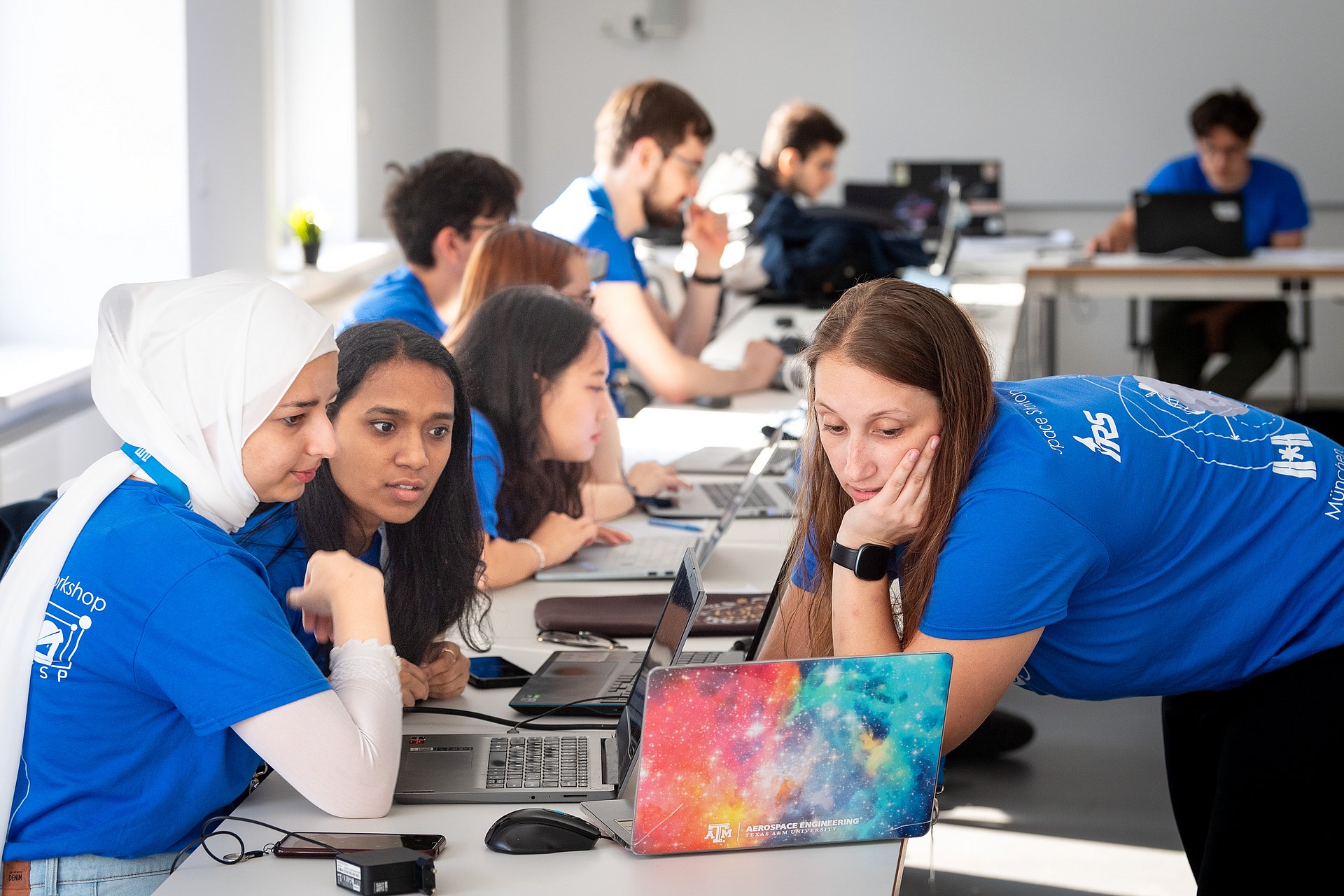 Drei Teilnehmerinnen arbeiten an ihrer Präsentation