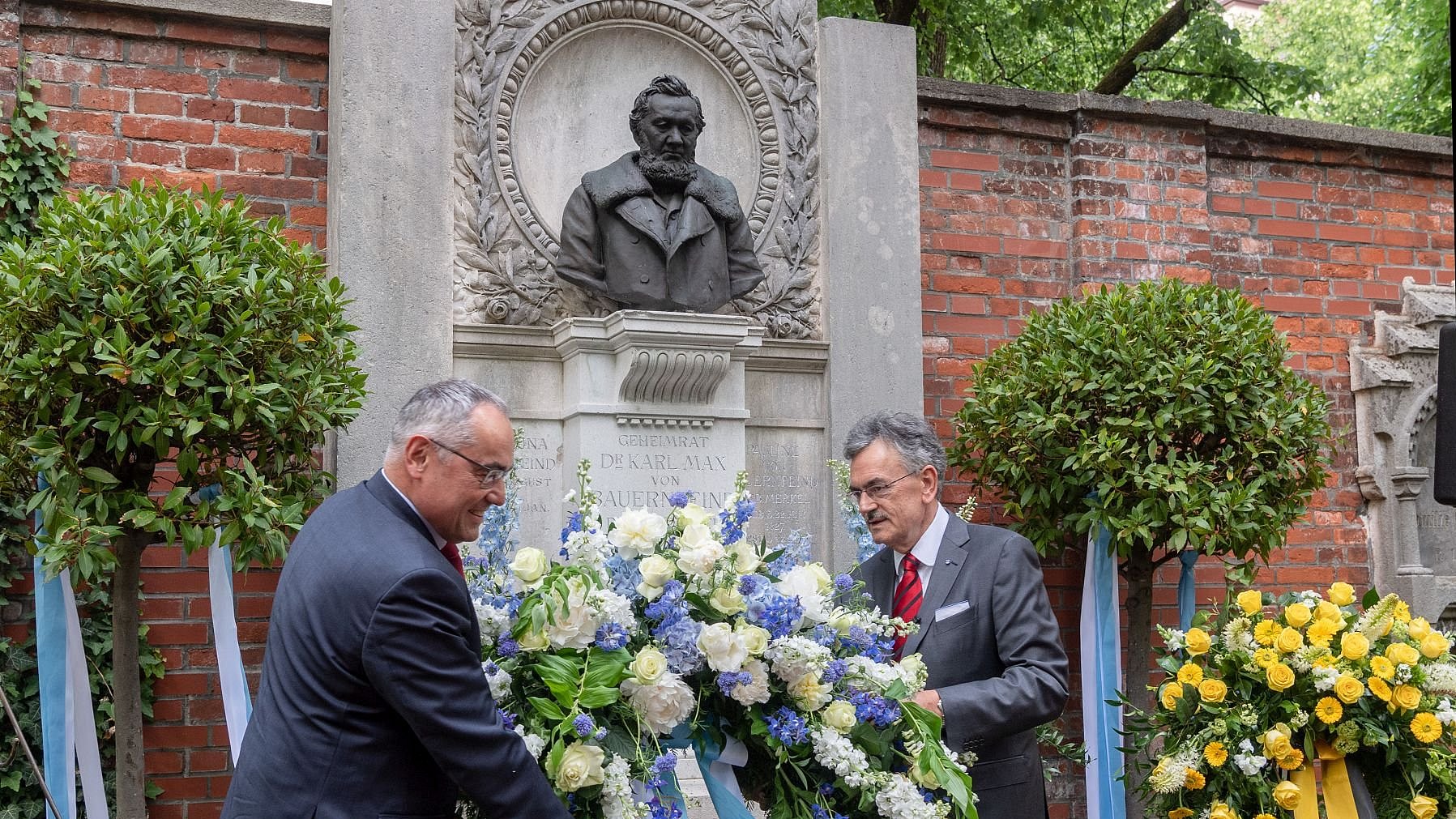 Präsident Wolfgang A. Herrmann und Kanzler Albert Berger (links) legen einen Kranz am Grab Karl Max von Bauernfeinds nieder.
