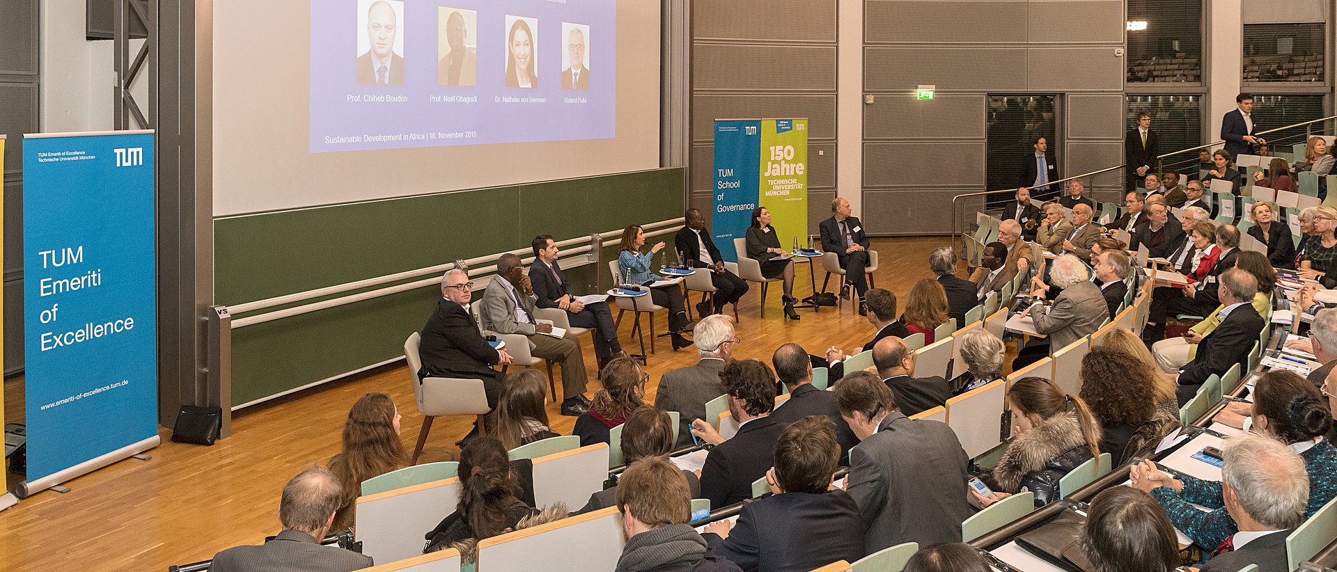 Menschen beim Afrika-Symposium der TUM Senior Excellence Faculty im November 2018.