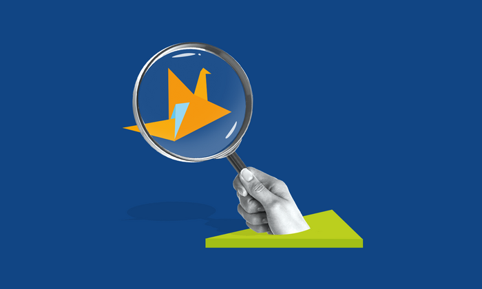 Collage einer Hand, die einen Origami-Vogel fokussiert