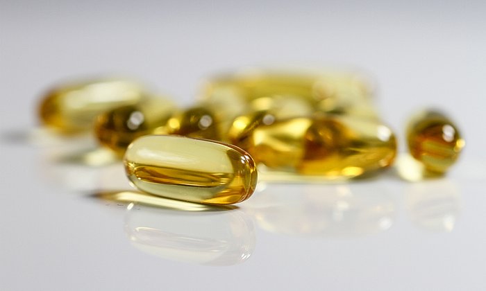 Omega-3 kann auch über Fischölkapseln dem Körper zugeführt werden, allerdings bewahrt es den Nachwuchs nicht vor Übergewicht wie einst vermutet. (Foto: Fotolia/ Girasole75)