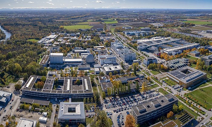 Panorama-Luftaufnahme des Garchinger-Forschungscampus von Norden mit Blick Richtung Alpen