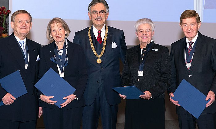 President Wolfgang A. Herrmann has awarded the honorary senatorship to Robert Schmucker, Renate Schmucker, Vigdis Nipperdey and Otto Wiesheu (from left). (Image: U. Benz / TUM)