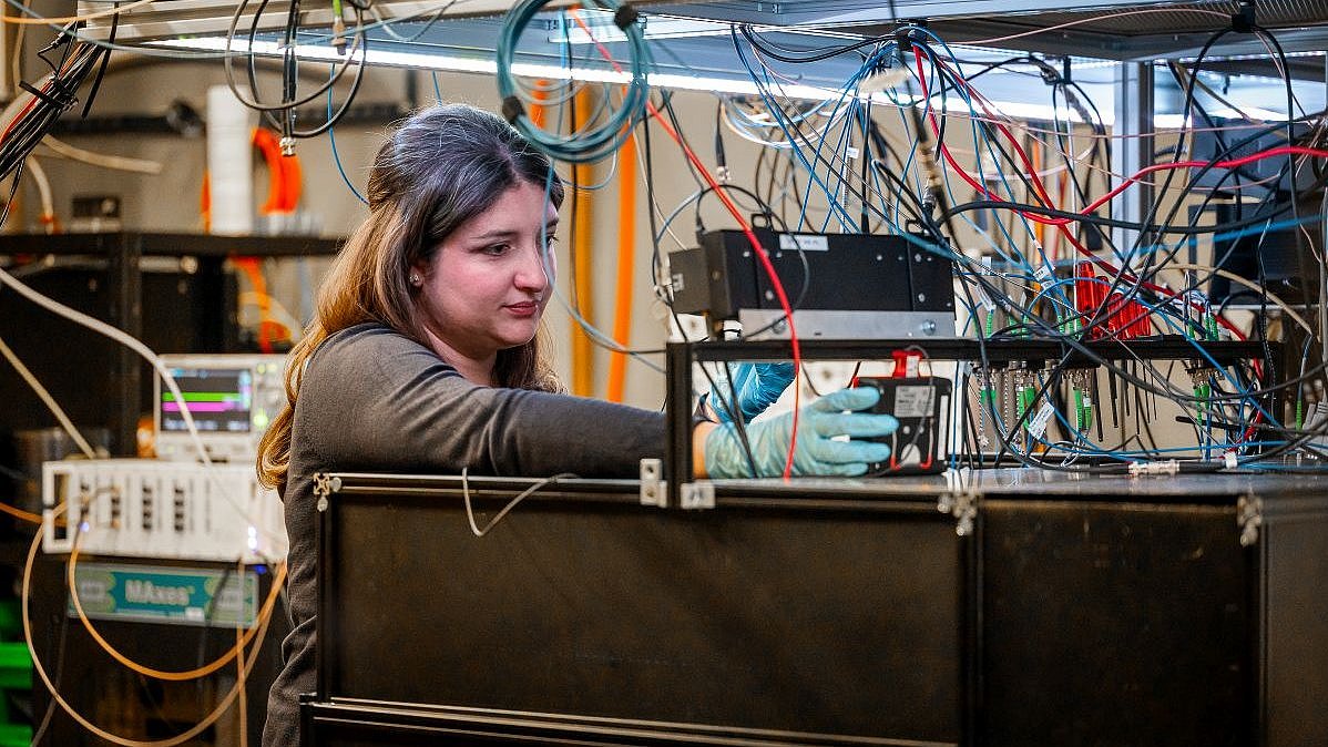 Viviana Villafañe on an opaque box on which lasers are tested.