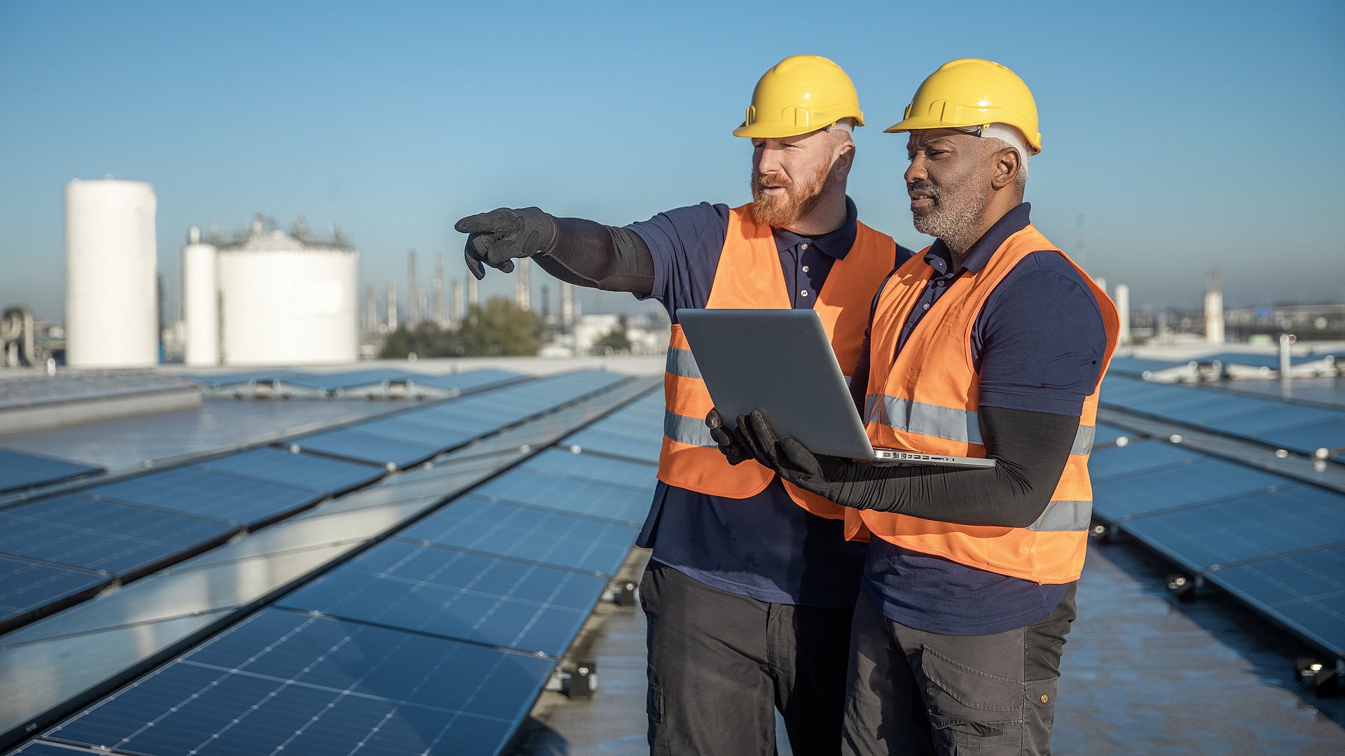 Zwei Ingenieure begutachten eine Photovoltaik-Anlage.