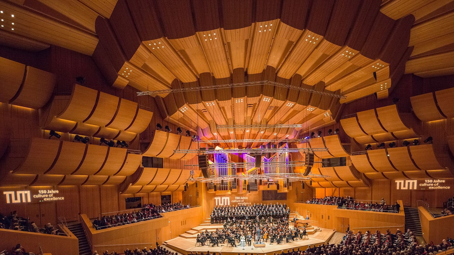 Konzertsaal der Philharmonie im Gasteig in München mit Besucherinnen und Besuchern sowie Orchester und Chor. Die Adventsmatinee bildet zugleich den Auftakt fürs Gründungsjubiläum der TUM. 