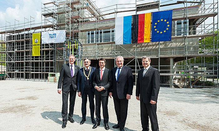 Garchings Bürgermeister Dr. Gruchmann, TUM-Präsident Prof. Herrmann, BMBF Staatssekretär Müller, Bayerns Innenminister Herrmann und Bauamtsleiter Hoffmann (vlnr) beim Richtfest des Neubaus für das Bayerische NMR-Zentrum - Bild: Uli Benz / TUM