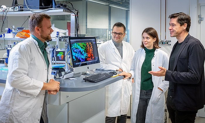 Das Team hat eine neue Methode entwickelt, um neue große Proteine zu designen.  Links: Erstautor Christopher Frank, rechts: Prof. Hendrik Dietz.
