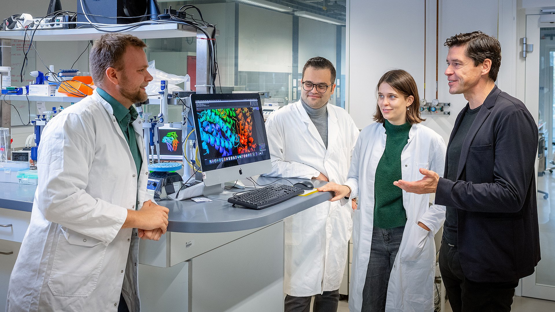 Das Team hat eine neue Methode entwickelt, um neue große Proteine zu designen.  Links: Erstautor Christopher Frank, rechts: Prof. Hendrik Dietz.