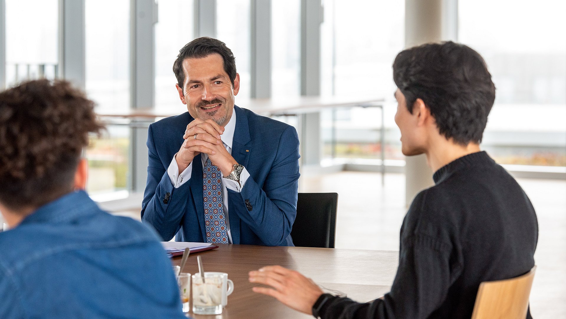 The President of TUM discusses with students and employees