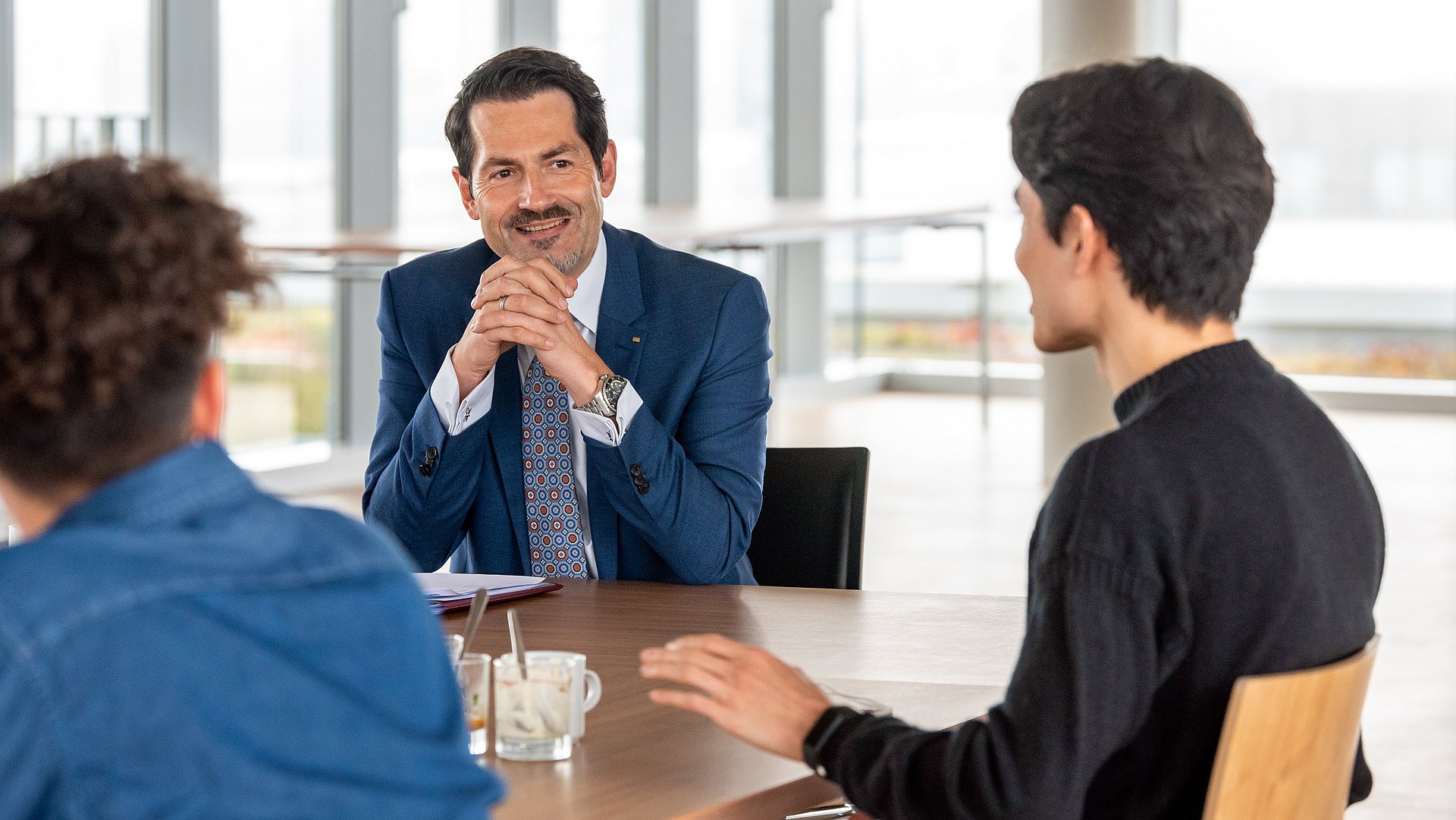 Der Präsident der TUM tauscht sich mit Studierenden und Mitarbeitenden aus