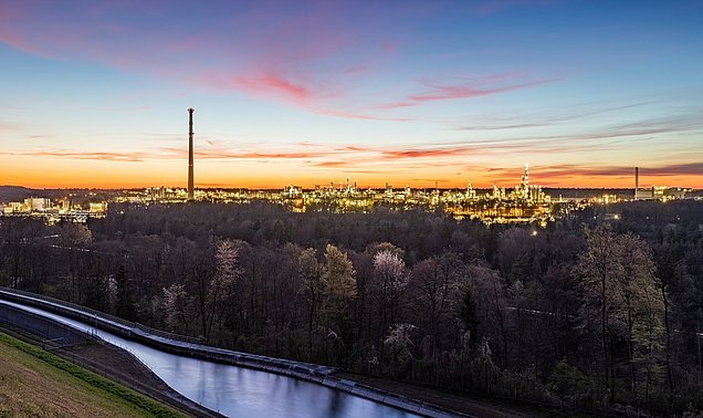 Mit lokalen Wasserstoffspeichern kann die Industrie, wie hier im südostbayerischen Chemiedreieck, sauberer werden.