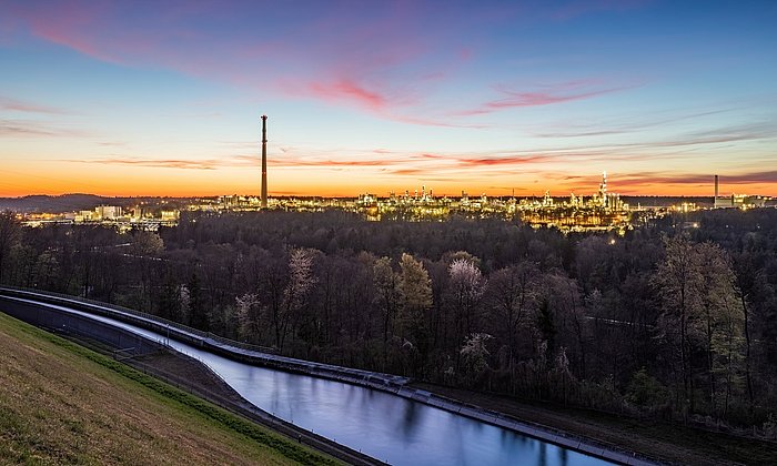 Mit lokalen Wasserstoffspeichern kann die Industrie, wie hier im südostbayerischen Chemiedreieck, sauberer werden.