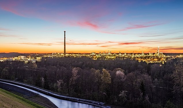 Mit lokalen Wasserstoffspeichern kann die Industrie, wie hier im südostbayerischen Chemiedreieck, sauberer werden.