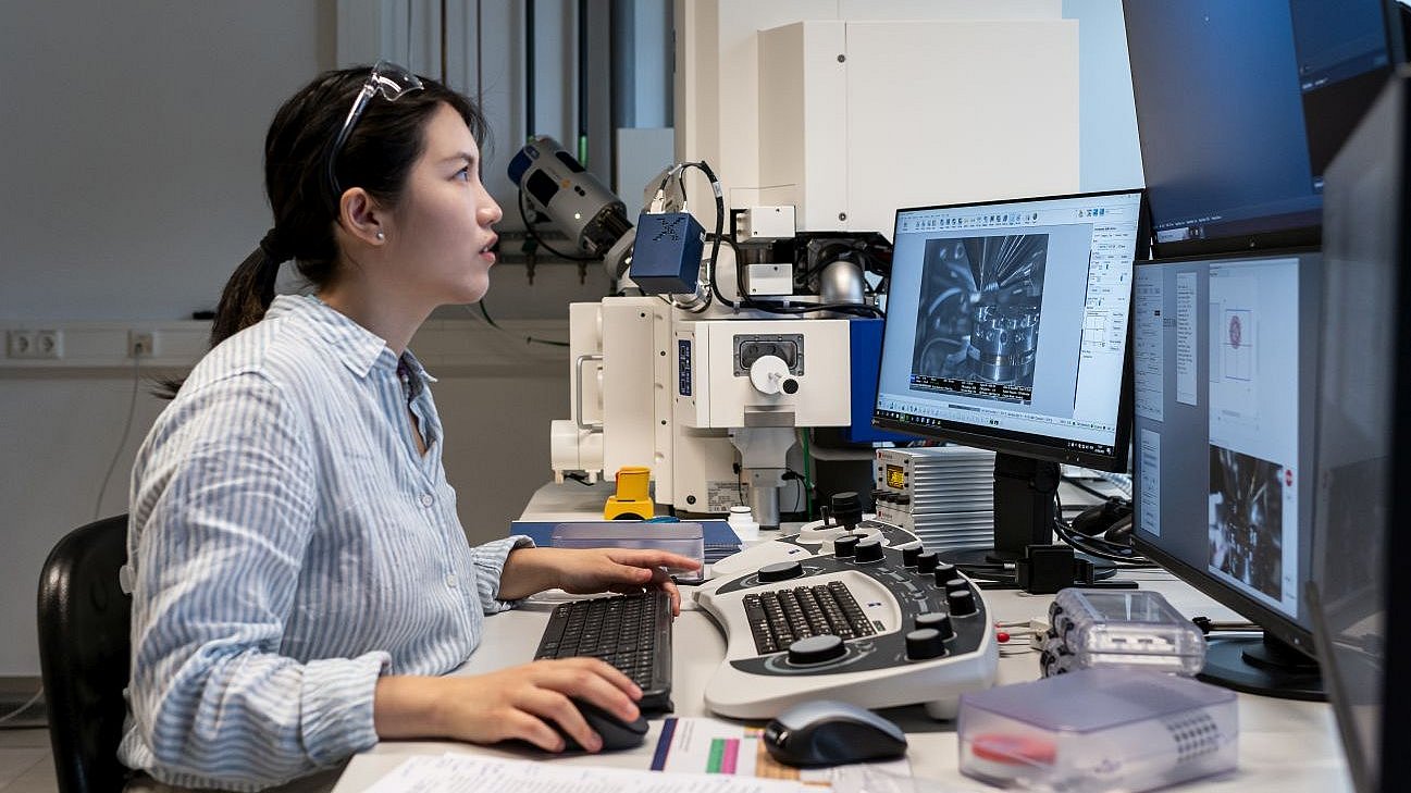 Yixiao Zhang uses scanning electron microscopy to visualize the surface morphology of bimetallic samples that can be used as catalysts.