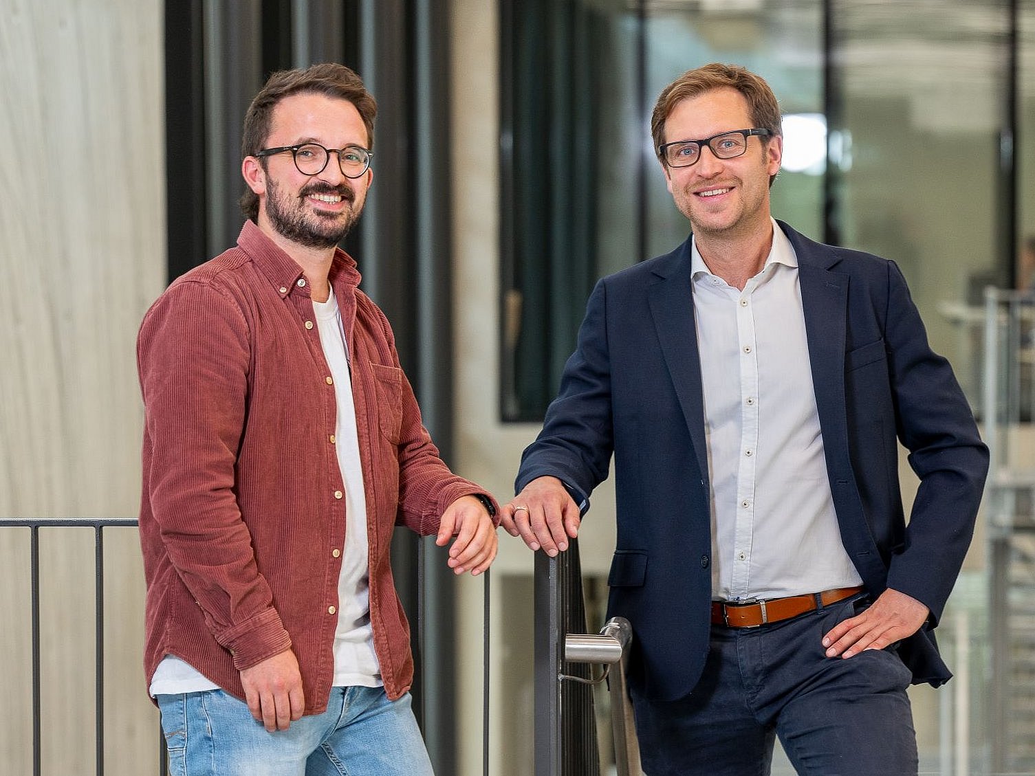 Prof. Michael Laxy (r.) und Erstautor Karl Emmert-Fees.