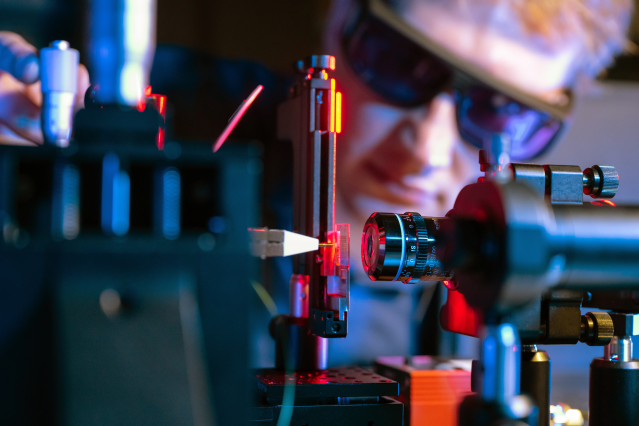 Tobias Vogl untersucht in einem Versuchsaufbau Einzelphotonenquellen in 2D-Materialien