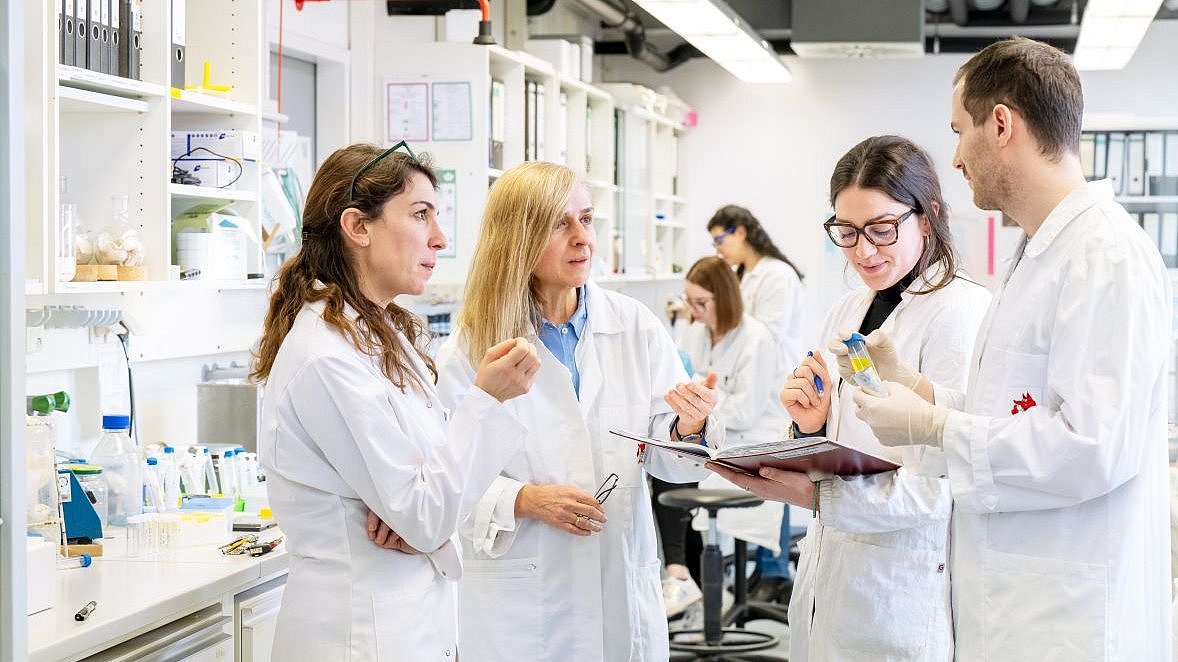 Aphrodite Kapurniotu und ihr Team im Labor