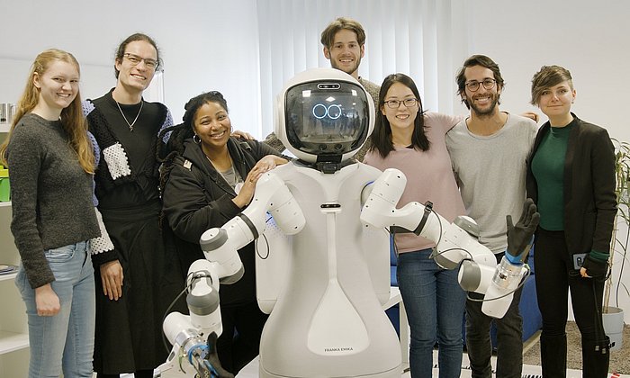 Studierende des Teams „Responsible Robotics“ zusammen mit dem Assistenzroboter MIRMI bei den Projektwochen 2023
