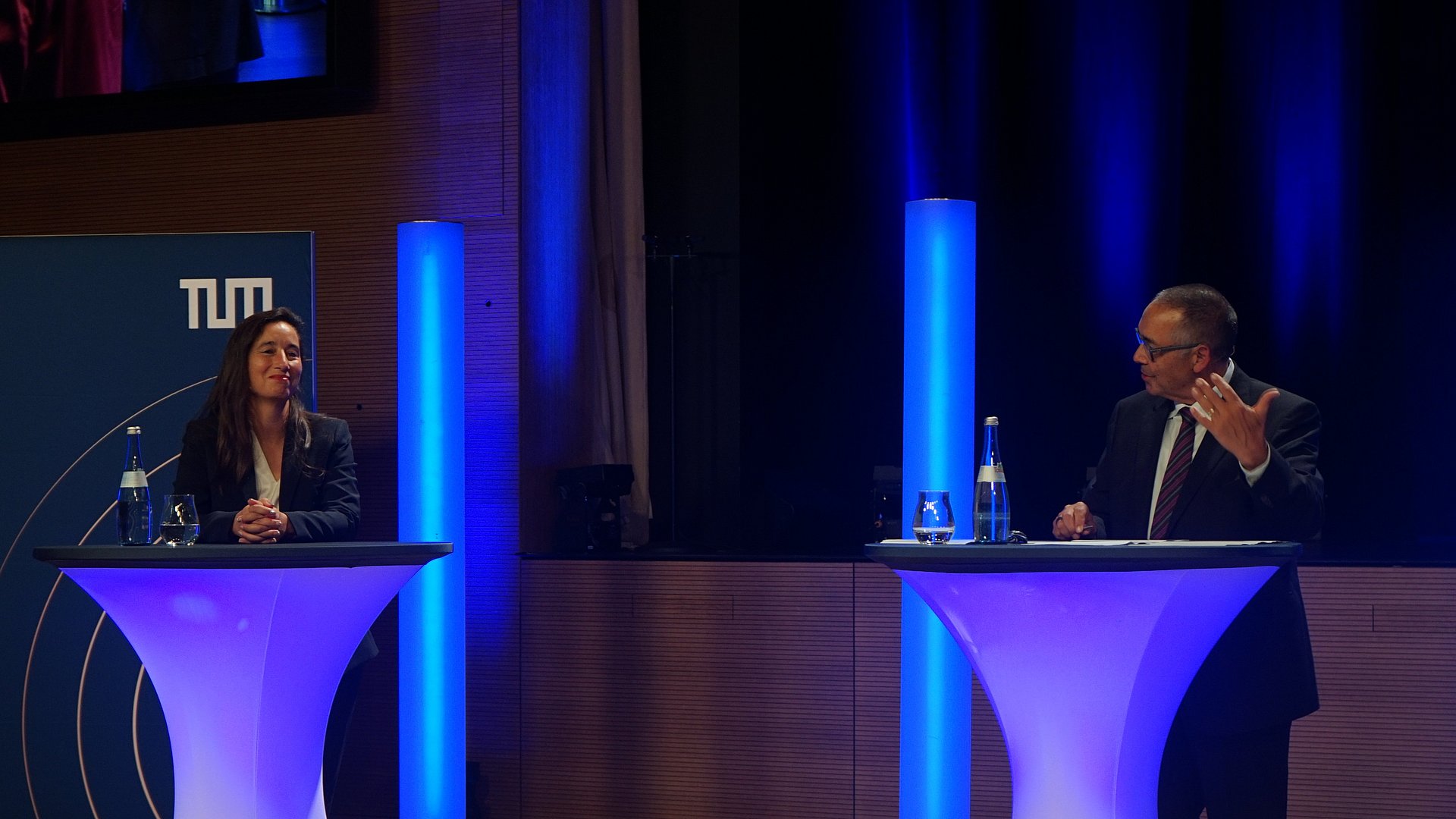 Jutta Balletshofer, Personalverantwortliche bei Organon, diskutiert mit Prof. Helmut Krcmar.