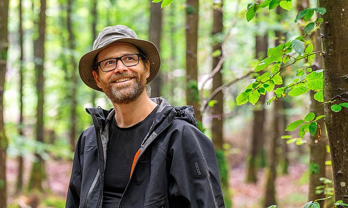 Professor Rupert Seidl bei Forschung im Wald.